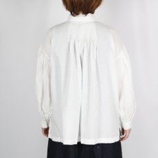 画像13: maison de soil TWILL COTTON KHADI PLAIN (WASH) FRILL COLLAR SHIRT WITH MINI PINTUCK (13)
