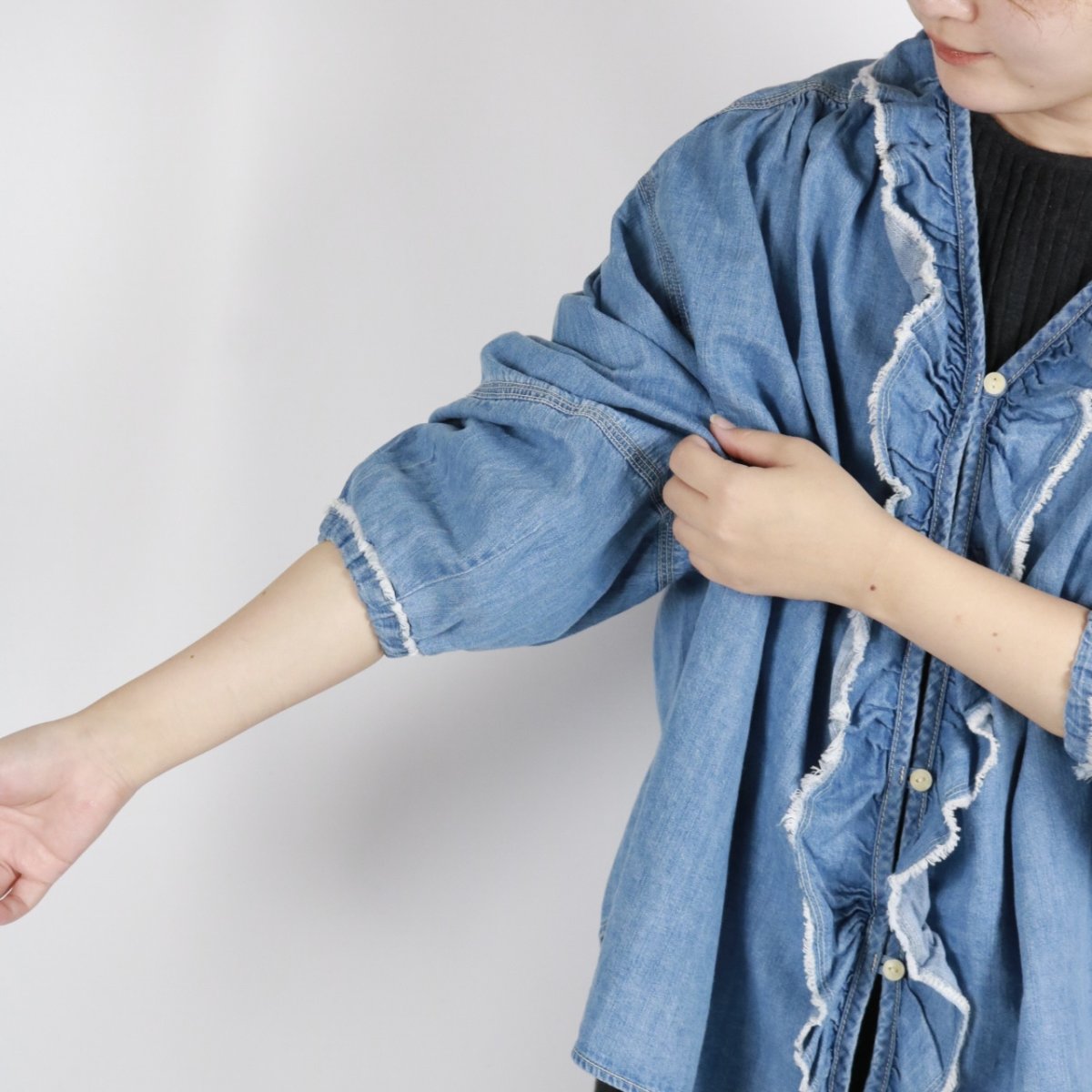 画像14: tumugu: ライトオンスデニムフリルブラウス 2色 (14)