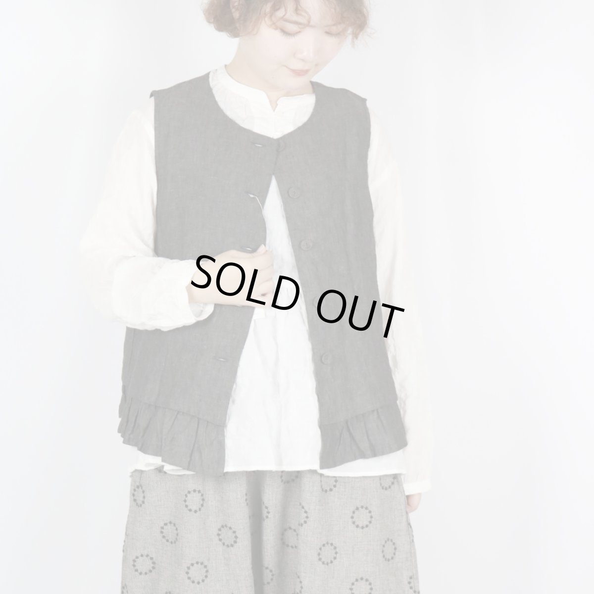 画像10: blue willow リネン平織り無地 裏付きフリルベスト 2色 (10)