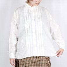 画像1: maison de soil  TWILL COTTON KHADI PLAIN (WASH) ROUND COLLAR SHIRT WITH RANDOM PINTUCK  (1)