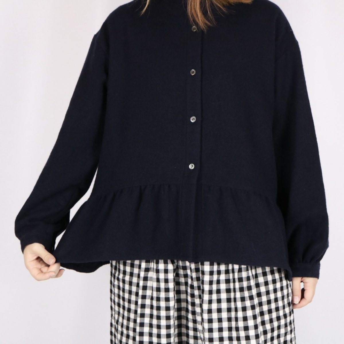 画像16: nachukara ウールカルゼ裾フリルブラウス　3色 (16)