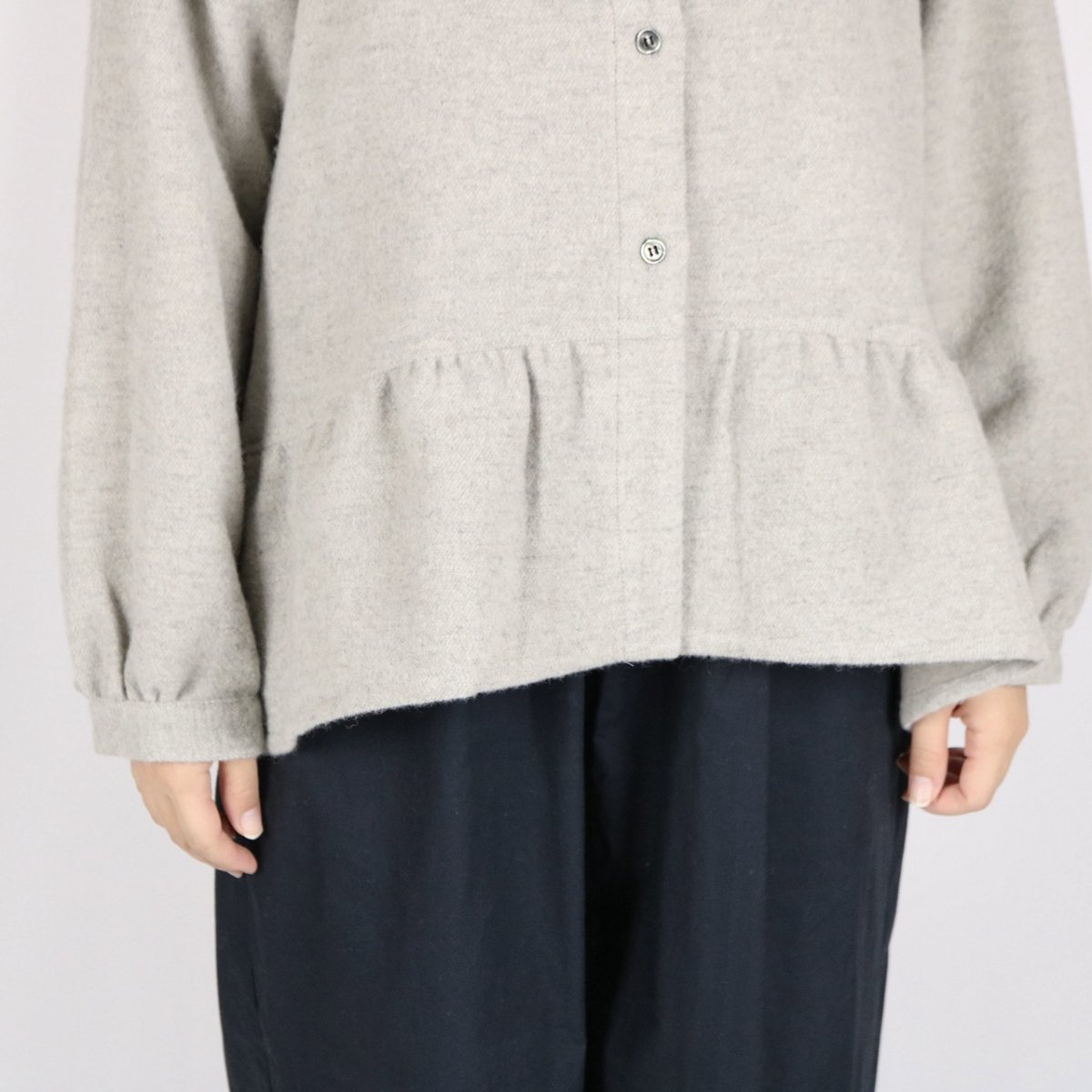 画像9: nachukara ウールカルゼ裾フリルブラウス　3色 (9)