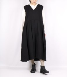 画像2: SOIL COTTON WOOL TWILL WEAVE PLAIN V-NECK PLEATS NO/SL DRESS (2)