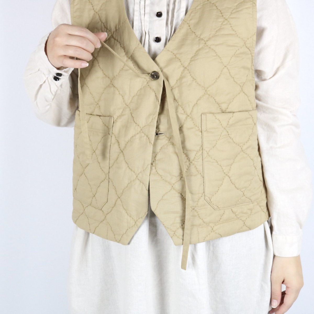 画像14: tukuroi 中わた刺繍キルティングＶネックベスト　3色 (14)