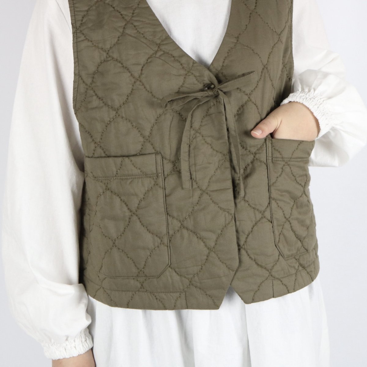 画像5: tukuroi 中わた刺繍キルティングＶネックベスト　3色 (5)