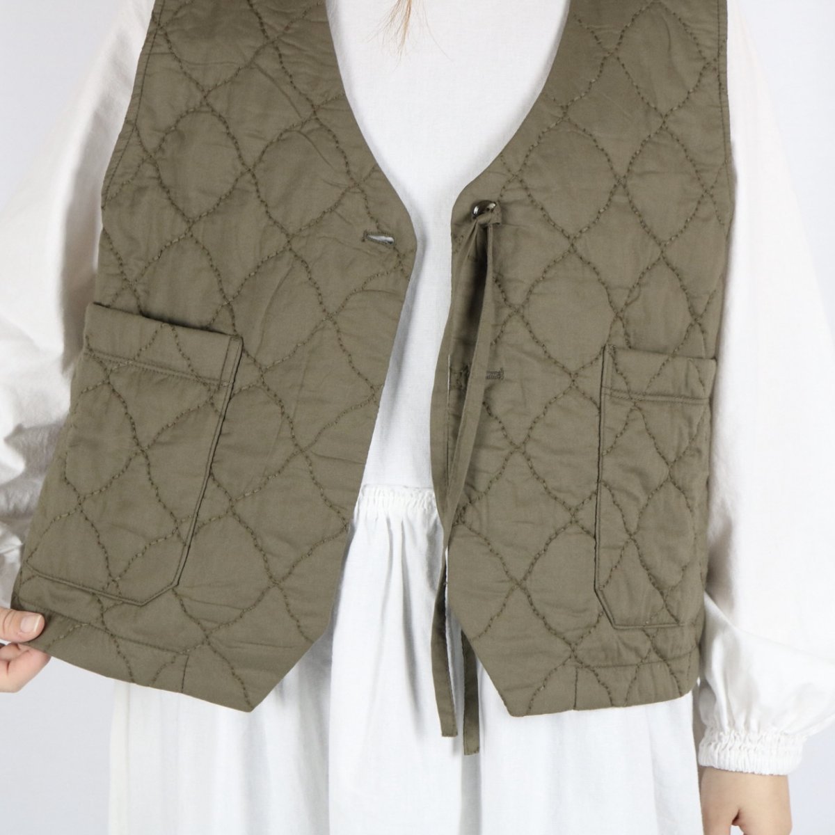 画像7: tukuroi 中わた刺繍キルティングＶネックベスト　3色 (7)