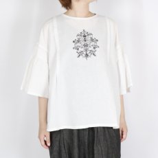 画像1: tukuroi 綿麻平織 モチーフ刺繍フレア袖プルオーバー  (1)
