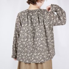 画像4: Vent d'ouest 　クラフトマンシップ〈LIBERTY〉クルーネックブラウス  チャコール系 (4)