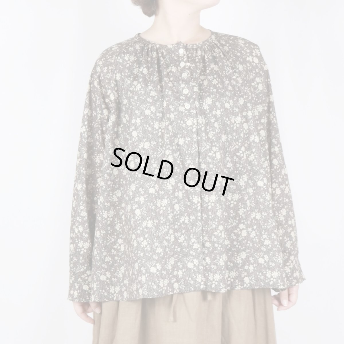 画像2: Vent d'ouest 　クラフトマンシップ〈LIBERTY〉クルーネックブラウス  チャコール系 (2)