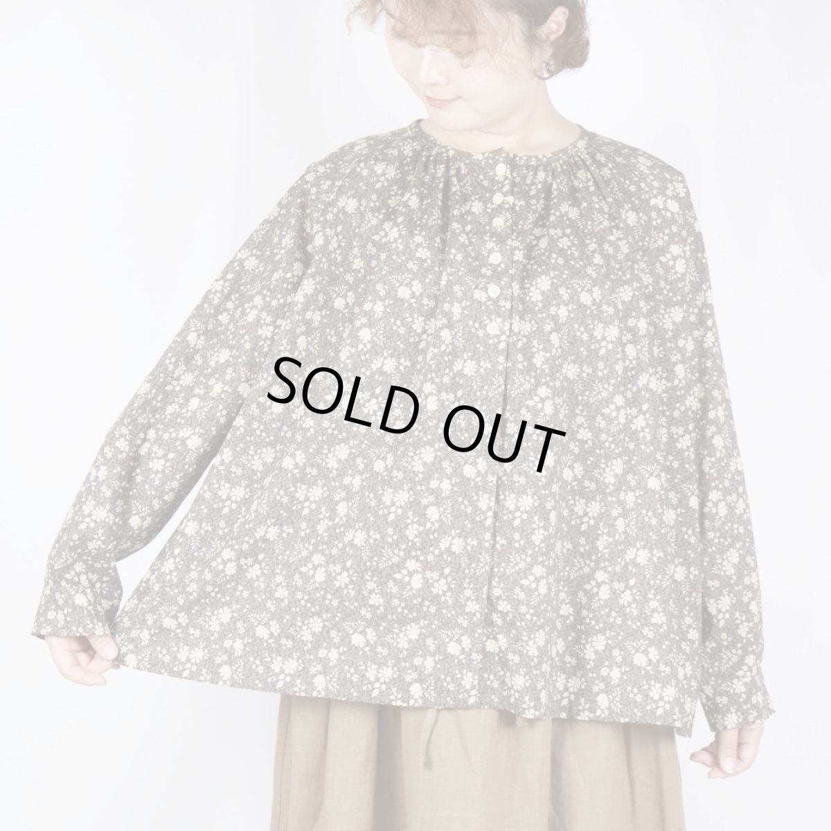 画像1: Vent d'ouest 　クラフトマンシップ〈LIBERTY〉クルーネックブラウス  チャコール系 (1)