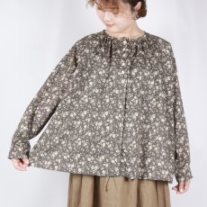 画像1: Vent d'ouest 　クラフトマンシップ〈LIBERTY〉クルーネックブラウス  チャコール系 (1)