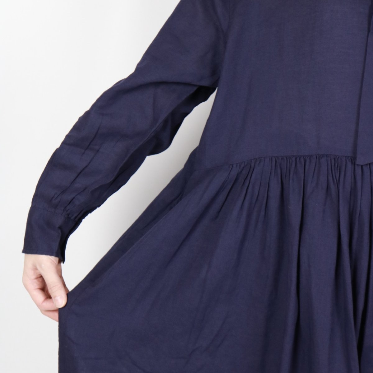 画像13: SOIL 60s COTTON TWILL PLAIN TAI GATHERED FRONT SHIRT DRESS ダークパープル 2サイズ (13)