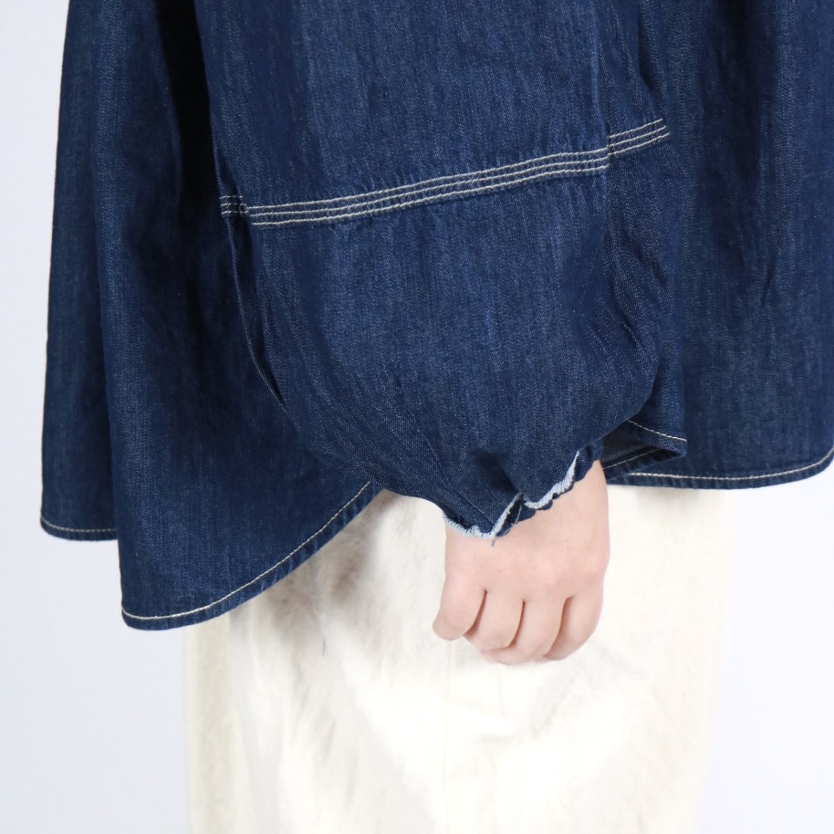 画像23: tumugu: ライトオンスデニムフリルブラウス 2色 (23)