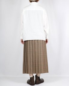 画像4: maison de soil  TWILL COTTON KHADI PLAIN (WASH) ROUND COLLAR SHIRT WITH RANDOM PINTUCK  (4)
