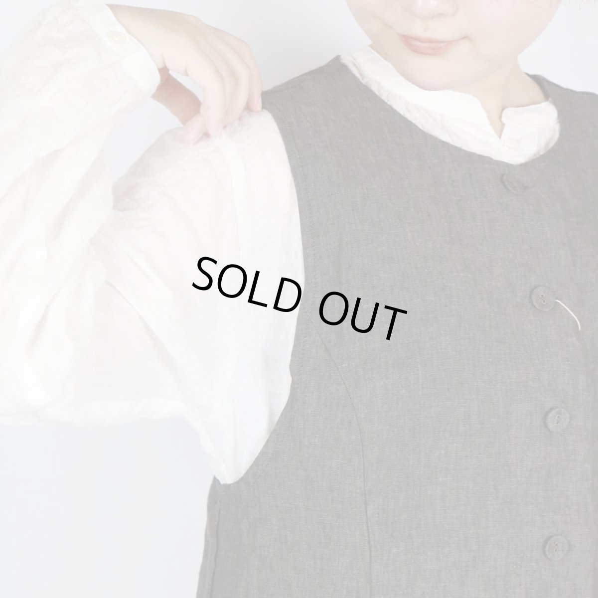 画像18: blue willow リネン平織り無地 裏付きフリルベスト 2色 (18)