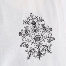 画像16: tukuroi 綿麻平織 モチーフ刺繍フレア袖プルオーバー  (16)