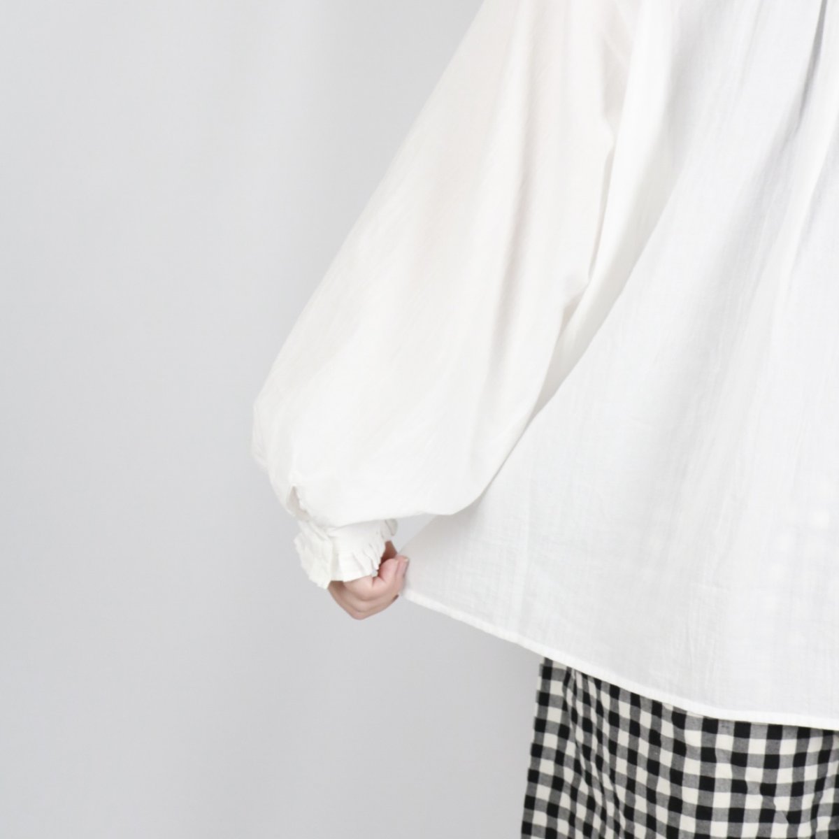 画像11: tumugu: ふわふわコットンタックフリルブラウス 2色 (11)