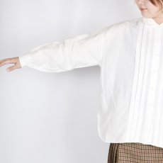 画像6: maison de soil  TWILL COTTON KHADI PLAIN (WASH) ROUND COLLAR SHIRT WITH RANDOM PINTUCK  (6)
