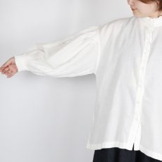 画像3: maison de soil TWILL COTTON KHADI PLAIN (WASH) FRILL COLLAR SHIRT WITH MINI PINTUCK (3)