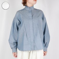 画像2: MAGALI コットンリネンシャンブレー・ラッフルカラー・ブラウス (2)