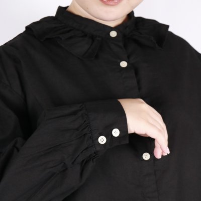 画像2: tukuroi 製品染め 綿麻平織 フリル スタンドカラー シャツ 3色