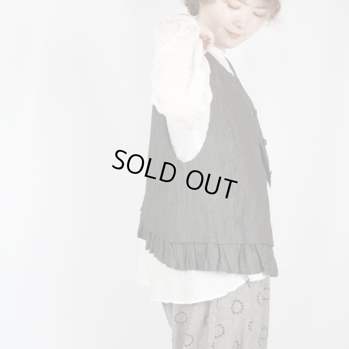 画像11: blue willow リネン平織り無地 裏付きフリルベスト 2色 (11)