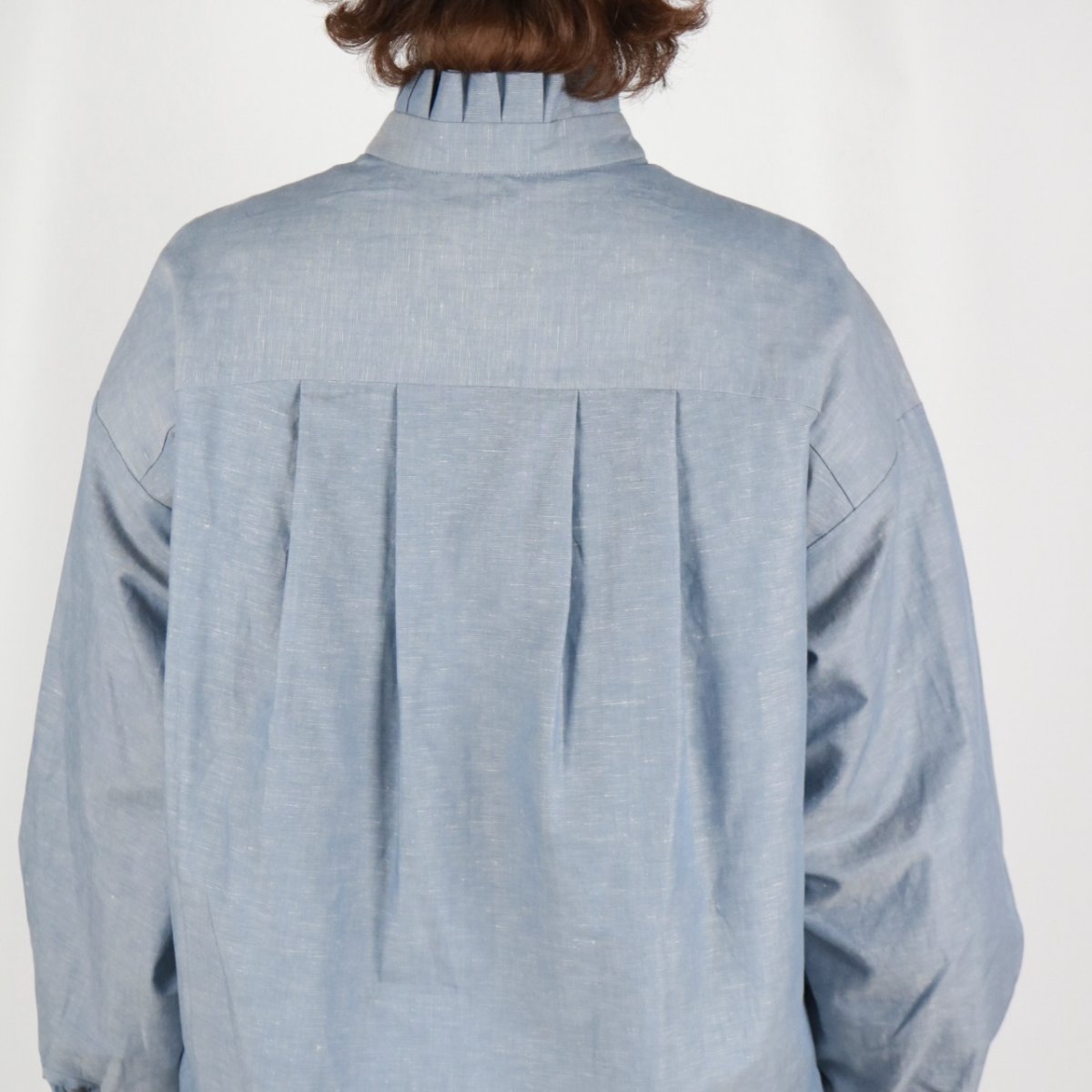 画像10: MAGALI コットンリネンシャンブレー・ラッフルカラー・ブラウス (10)