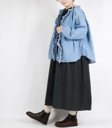 画像9: tumugu: ライトオンスデニムフリルブラウス 2色 (9)