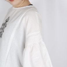 画像9: tukuroi 綿麻平織 モチーフ刺繍フレア袖プルオーバー  (9)