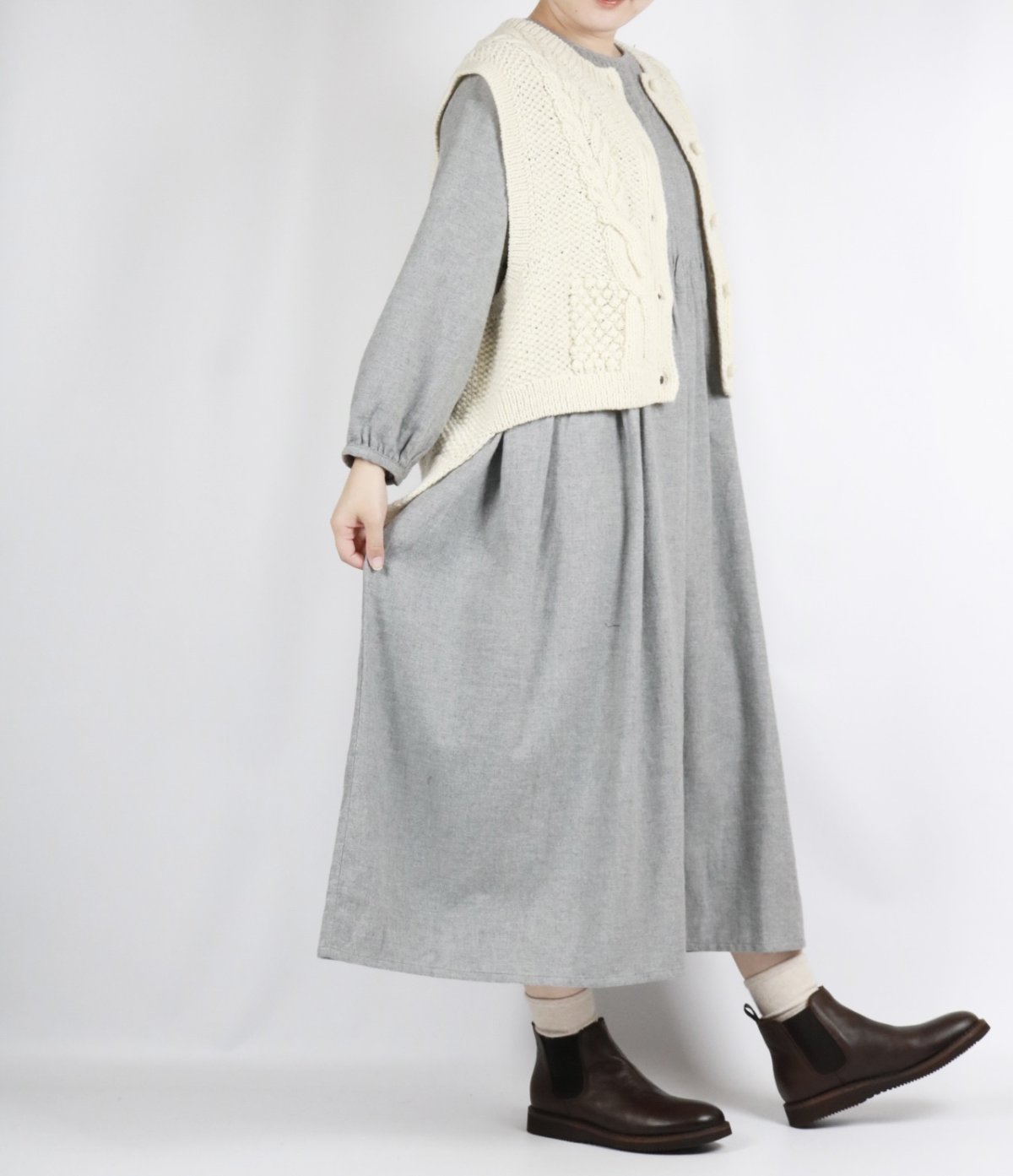 画像13: tumugu:　ロービングウール ケーブルニットベスト　3色 (13)