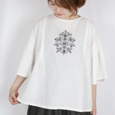 画像2: tukuroi 綿麻平織 モチーフ刺繍フレア袖プルオーバー  (2)