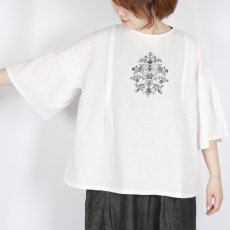 画像3: tukuroi 綿麻平織 モチーフ刺繍フレア袖プルオーバー  (3)