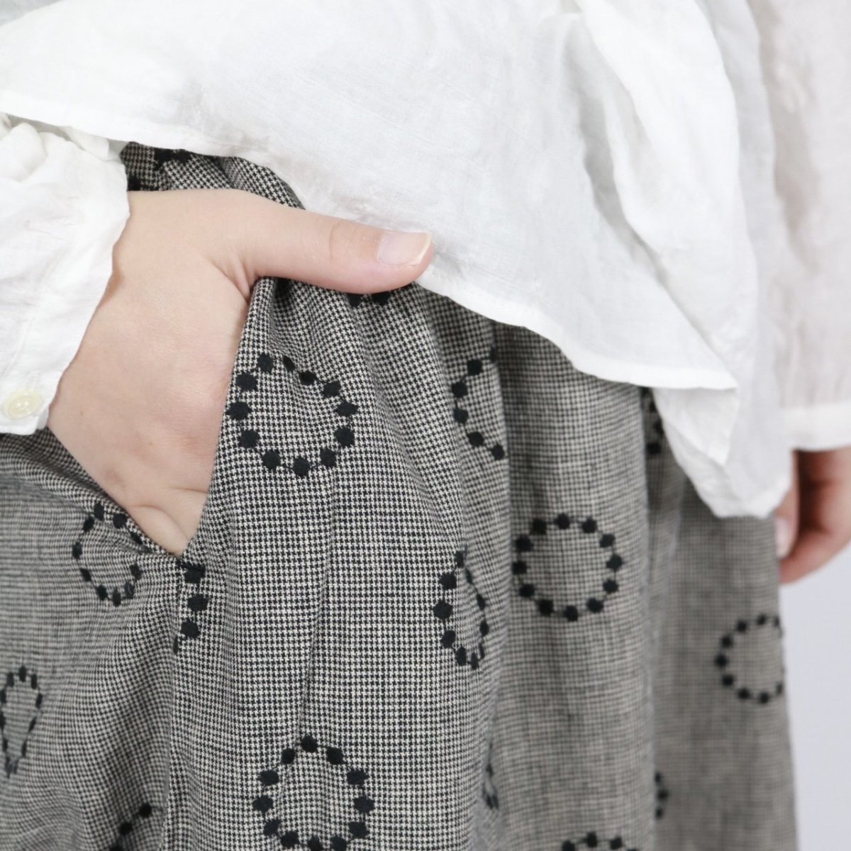 画像11: bluewillow コットンリネン平織りサークル刺繍 コクーンパンツ 3色 (11)