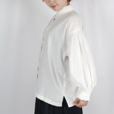 画像2: maison de soil TWILL COTTON KHADI PLAIN (WASH) FRILL COLLAR SHIRT WITH MINI PINTUCK (2)