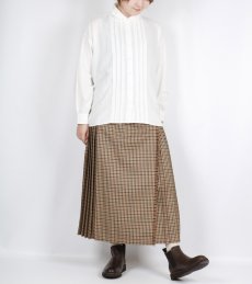 画像2: maison de soil  TWILL COTTON KHADI PLAIN (WASH) ROUND COLLAR SHIRT WITH RANDOM PINTUCK  (2)