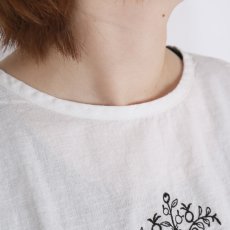 画像14: tukuroi 綿麻平織 モチーフ刺繍フレア袖プルオーバー  (14)