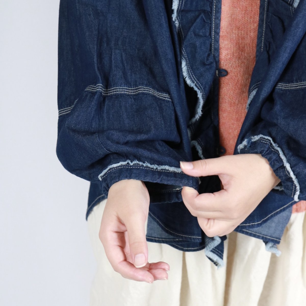 画像24: tumugu: ライトオンスデニムフリルブラウス 2色 (24)