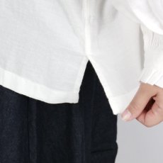 画像12: maison de soil TWILL COTTON KHADI PLAIN (WASH) FRILL COLLAR SHIRT WITH MINI PINTUCK (12)