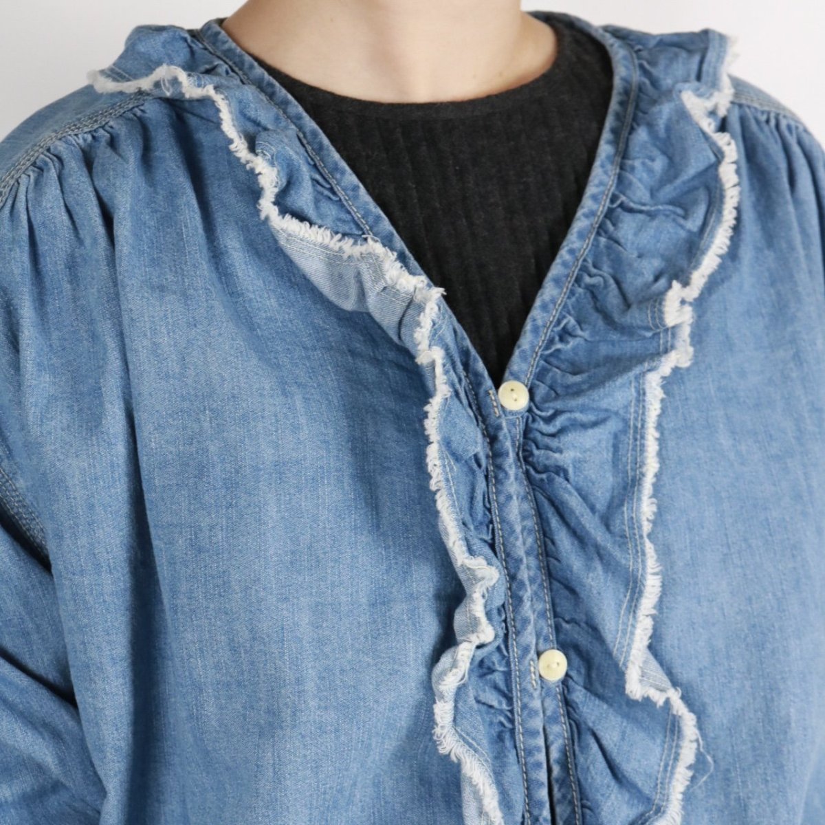 画像12: tumugu: ライトオンスデニムフリルブラウス 2色 (12)