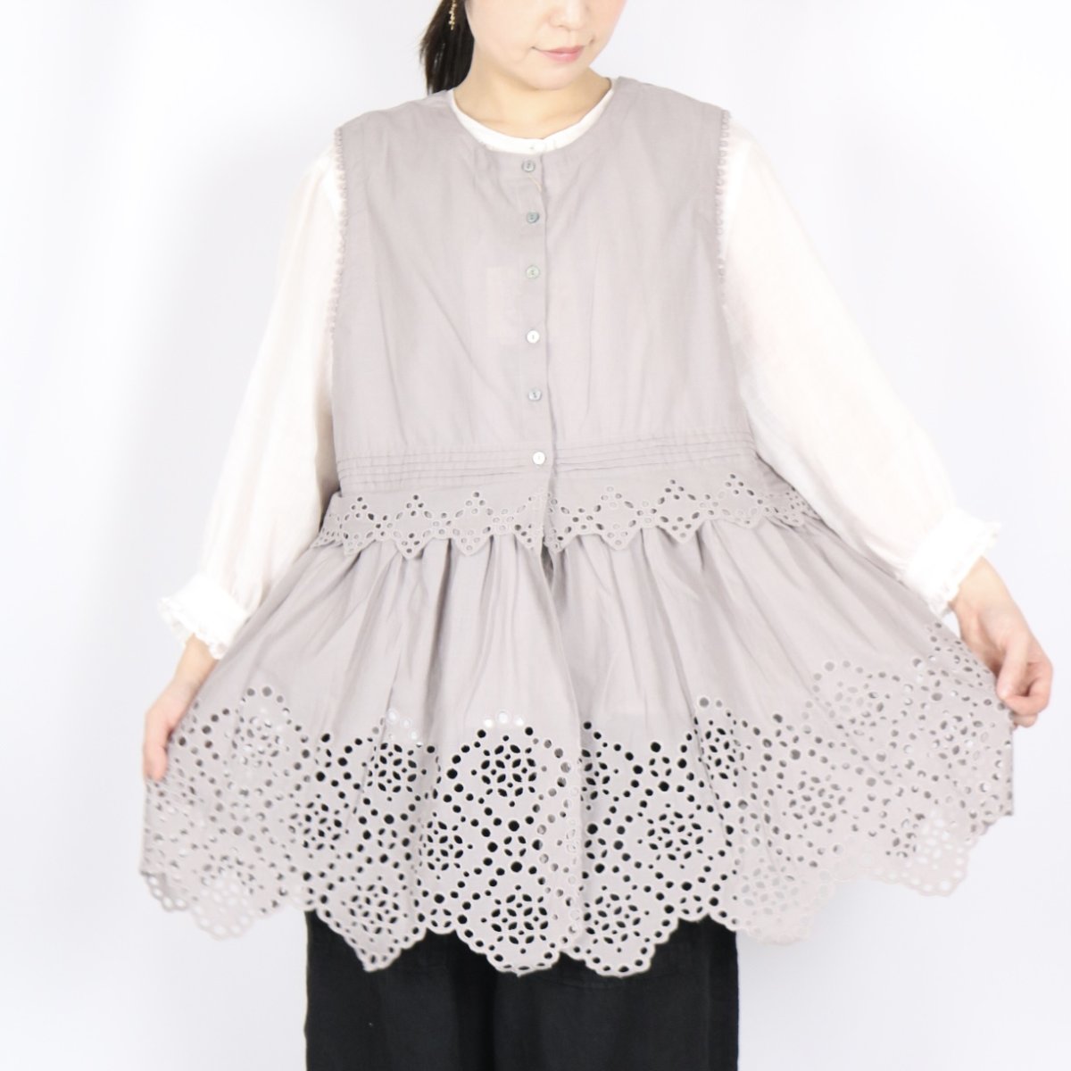 画像1: 20%OFF SALE!  tumugu: カットワークレース　2wayノースリチュニック 　3色 (1)