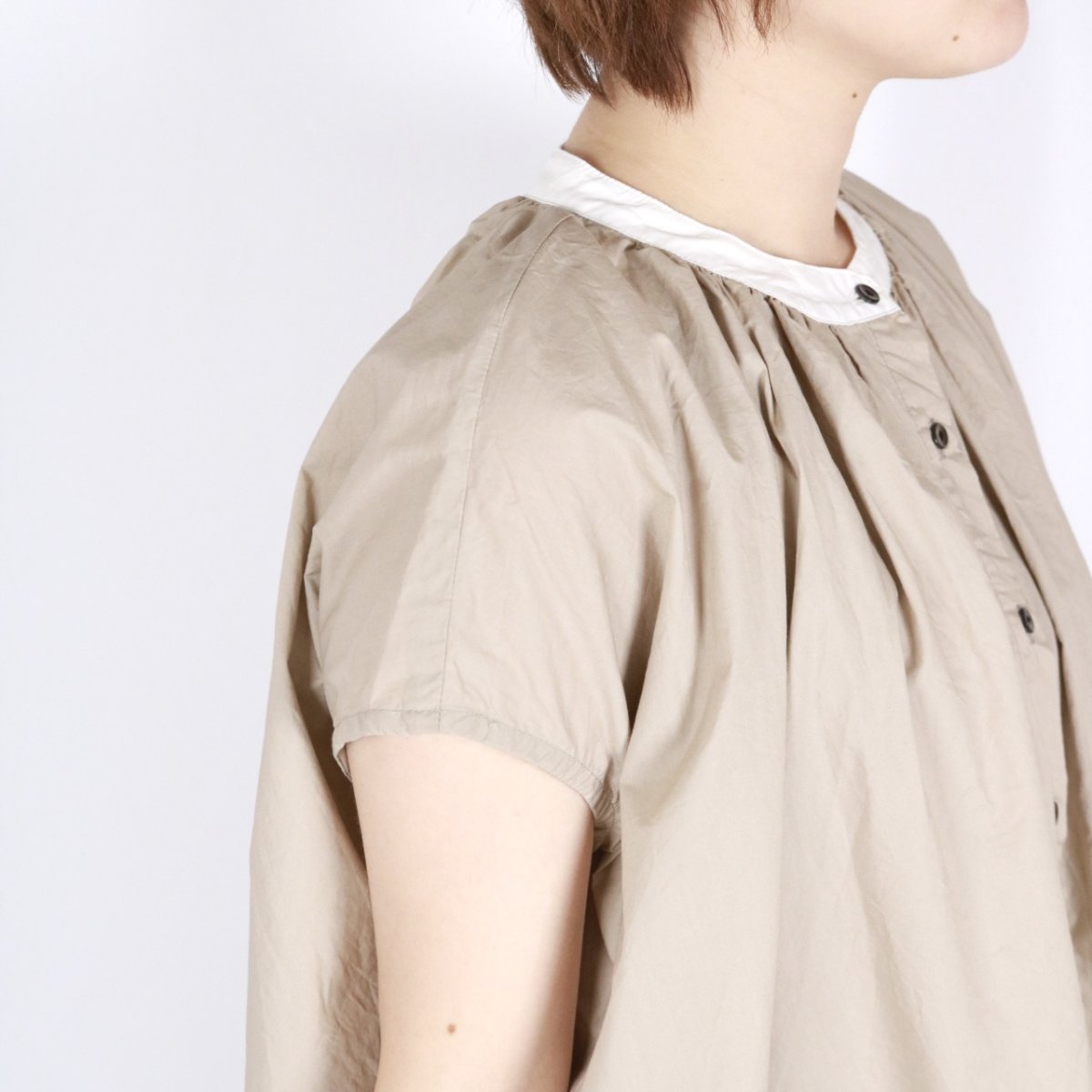 画像10: DIARIES　タイプライターコットン バイカラー フレンチスリーブ ギャザーブラウス　2色 (10)