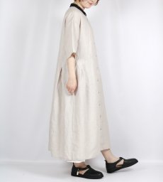 画像2: blue willow リネン平織り衿配色タックワンピース 3色 (2)