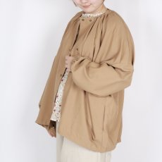画像2: LUEUF GATHER NECK WIDE BLOUSON 2色 (2)