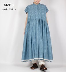 画像2: maison de soil  80s VOILE TRIANGLE BLOCK PRINT BANDED COLLAR FRENCH/SL DRESS WITH PINTUCK 2色2サイズ (2)