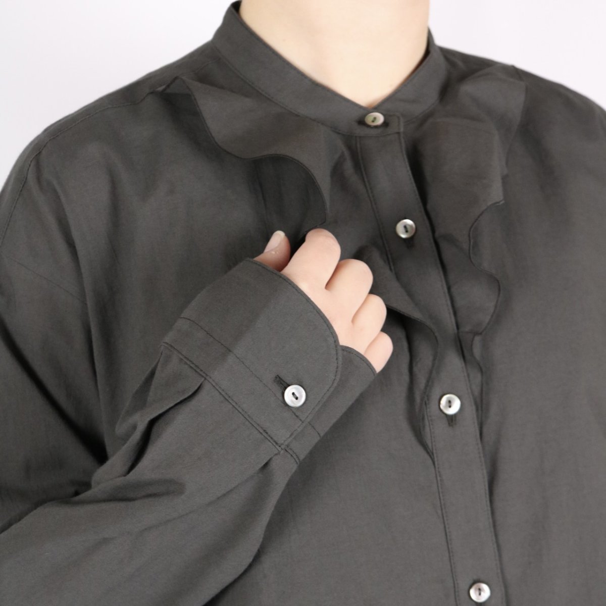 画像6: LUEUF　ヨークフリルシャツ　2色 (6)