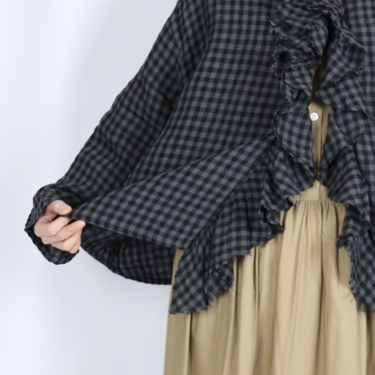 画像26: LABORATORY クワイエットフリルブラウス　2色 (26)