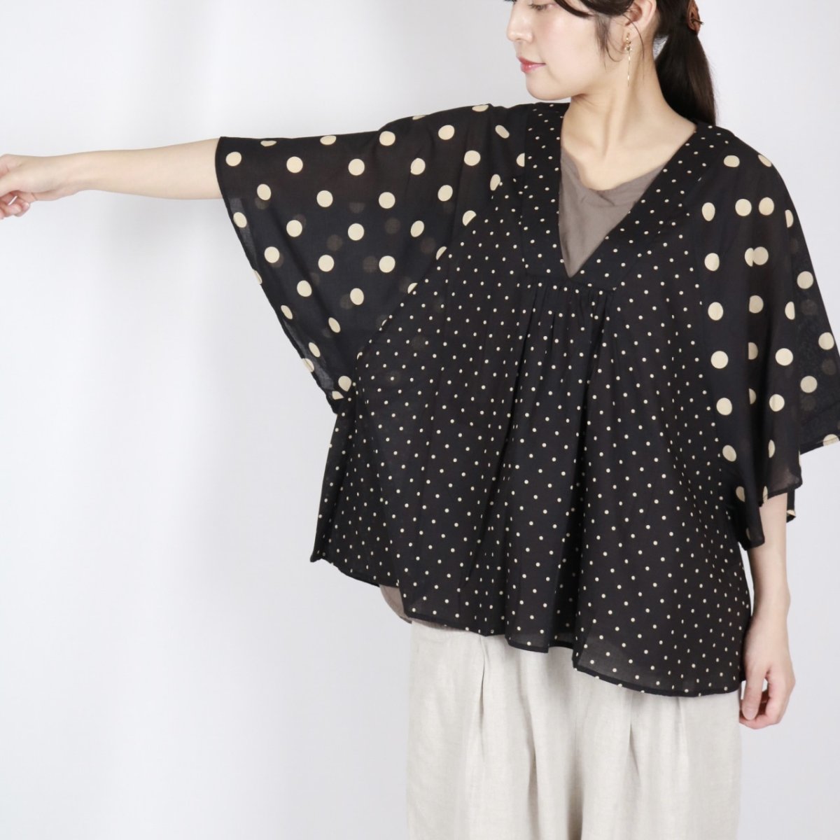 画像9: SOIL  VOILE DOT PRINT(PATCHWORK) V-NECK FRARED SLEEVE PULLOVER  2色 (9)