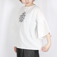 画像4: tukuroi 綿麻平織 モチーフ刺繍フレア袖プルオーバー  (4)