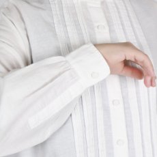 画像8: maison de soil  TWILL COTTON KHADI PLAIN (WASH) ROUND COLLAR SHIRT WITH RANDOM PINTUCK  (8)