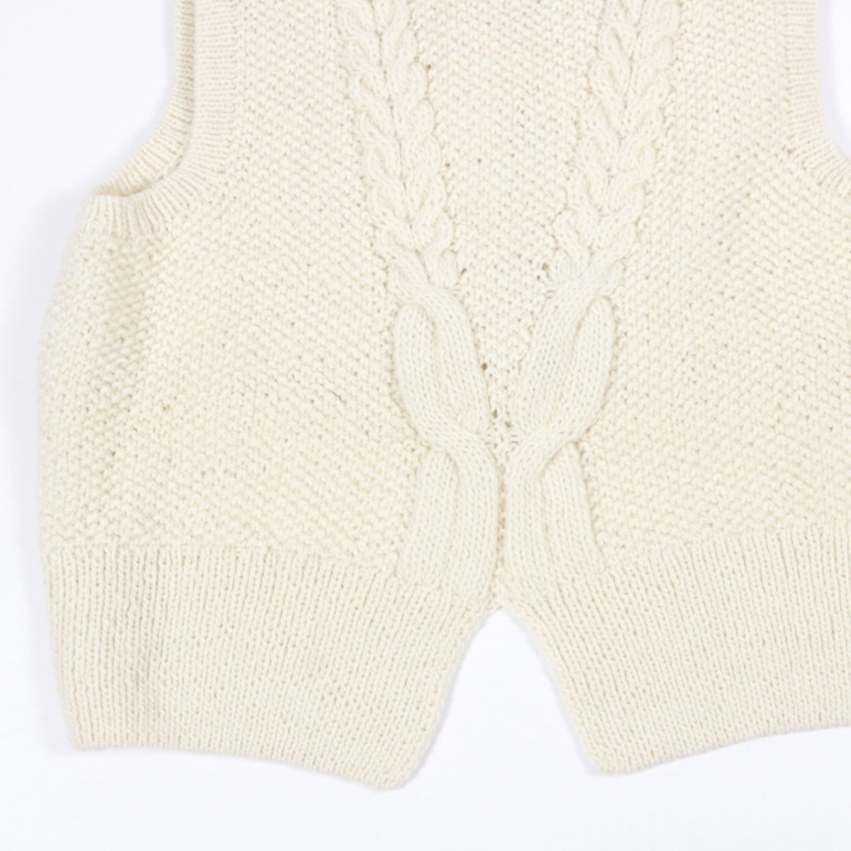 画像45: tumugu:　ロービングウール ケーブルニットベスト　3色 (45)